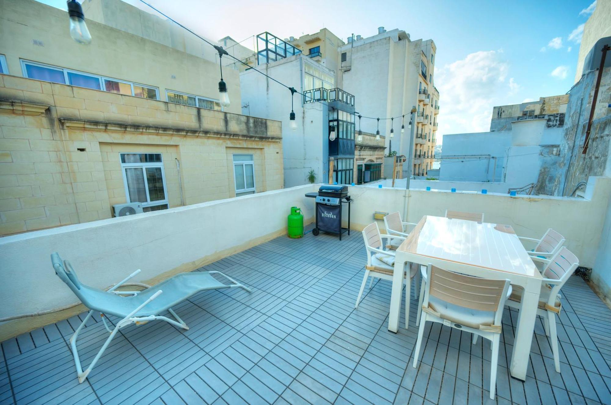Seaview Sliema 30 Seconds To High Street & Ferry, 2X Double En-Suite Bedrooms, Modern Whole Traditional Townhouse, Kitchen, Living Area, & Roof Terrace Bagian luar foto