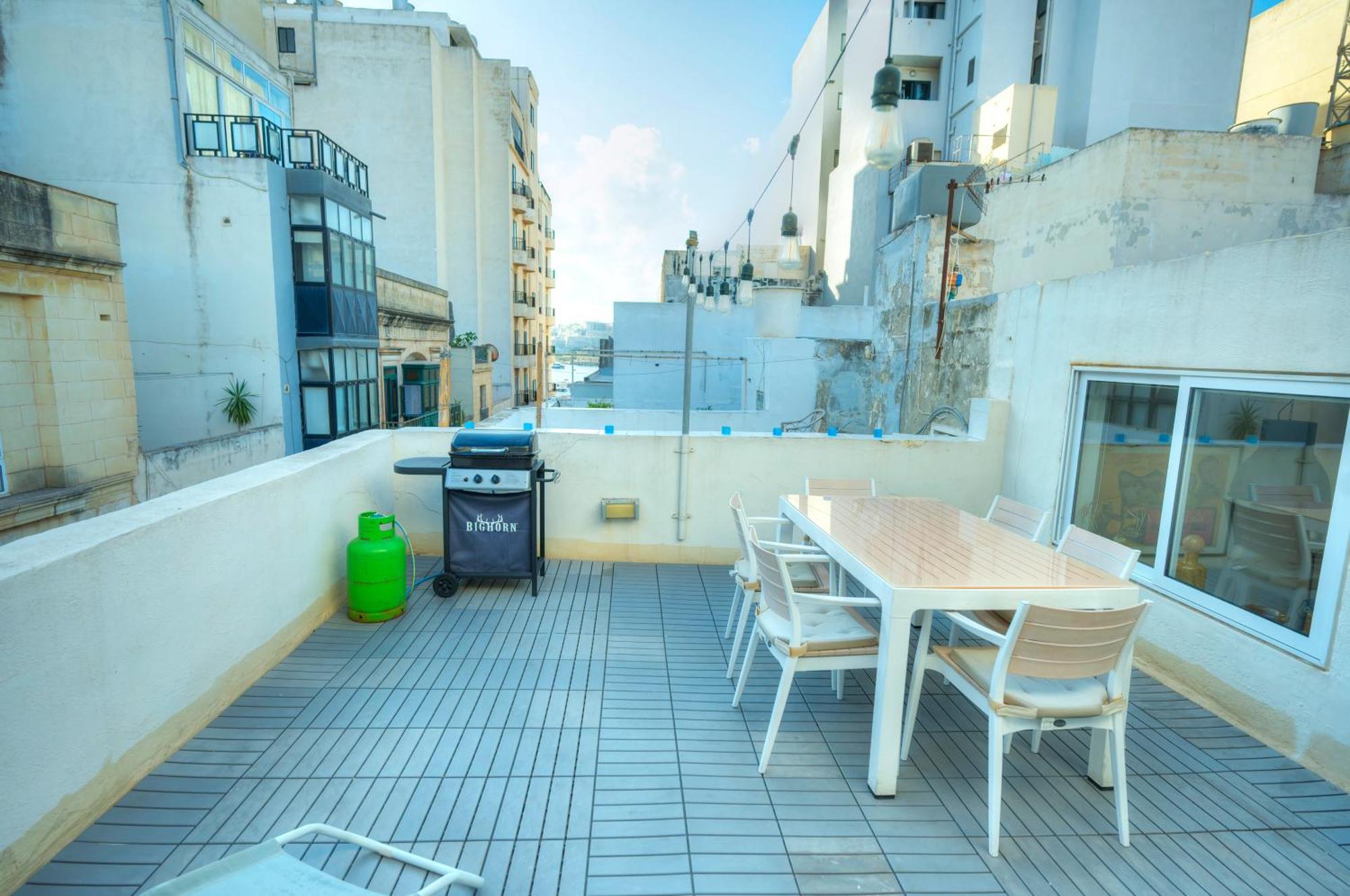 Seaview Sliema 30 Seconds To High Street & Ferry, 2X Double En-Suite Bedrooms, Modern Whole Traditional Townhouse, Kitchen, Living Area, & Roof Terrace Bagian luar foto