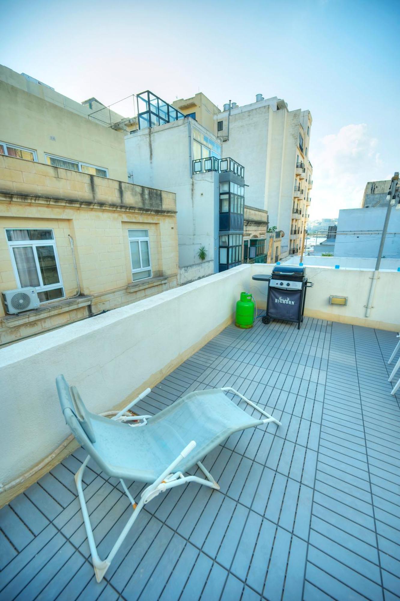 Seaview Sliema 30 Seconds To High Street & Ferry, 2X Double En-Suite Bedrooms, Modern Whole Traditional Townhouse, Kitchen, Living Area, & Roof Terrace Bagian luar foto