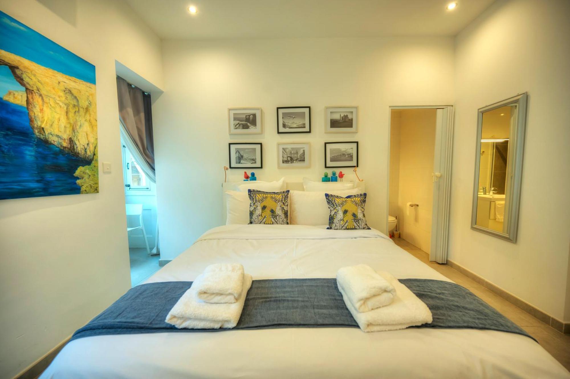 Seaview Sliema 30 Seconds To High Street & Ferry, 2X Double En-Suite Bedrooms, Modern Whole Traditional Townhouse, Kitchen, Living Area, & Roof Terrace Bagian luar foto